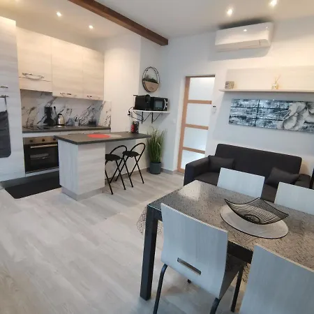 Coquet 2 Pieces Entierement Renove Et Climatise Apartment