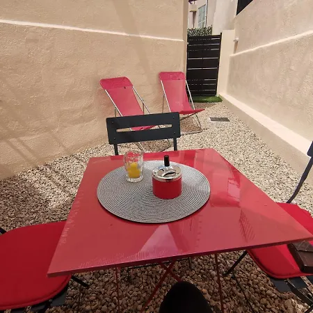 Coquet 2 Pieces Entierement Renove Et Climatise *