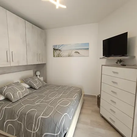 Apartment Coquet 2 Pieces Entierement Renove Et Climatise *